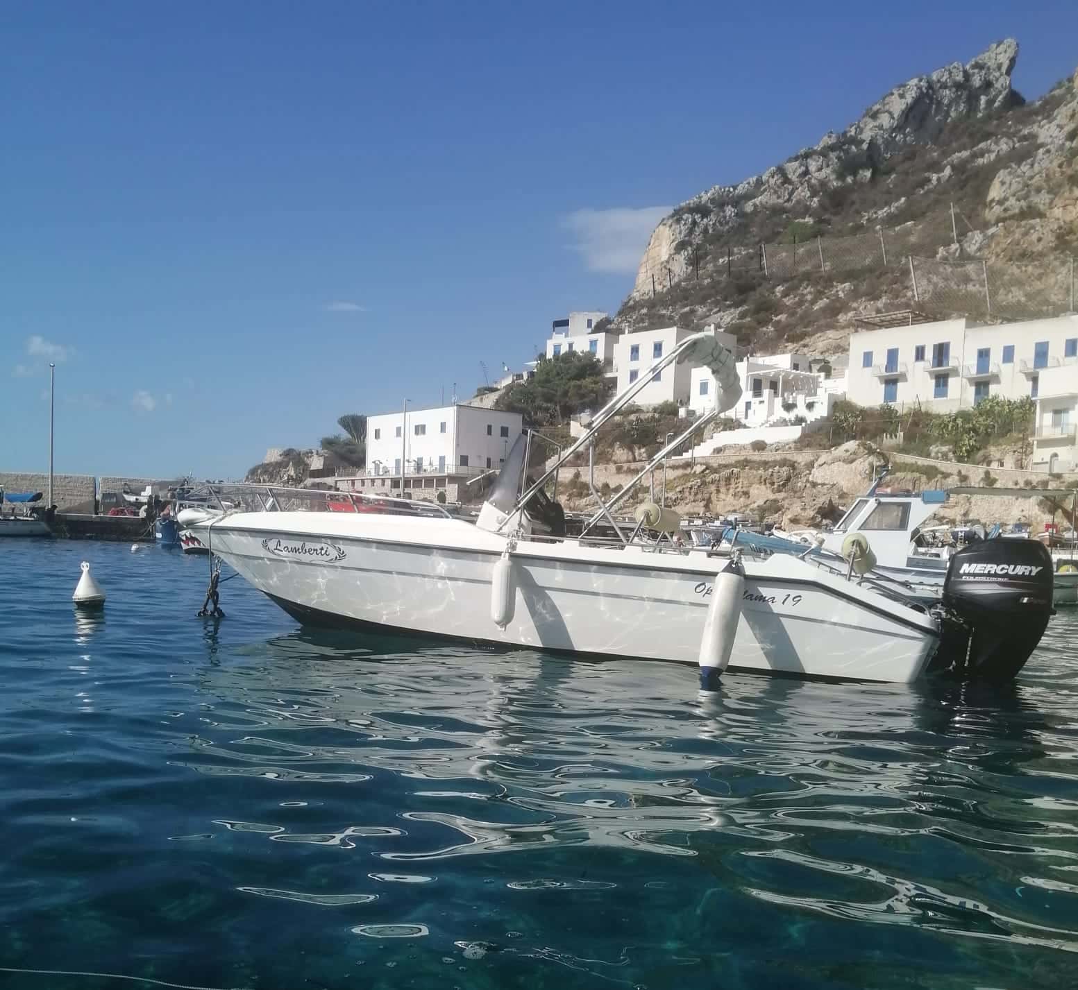 Sosta nelle acque turchesi di Cala Minnola