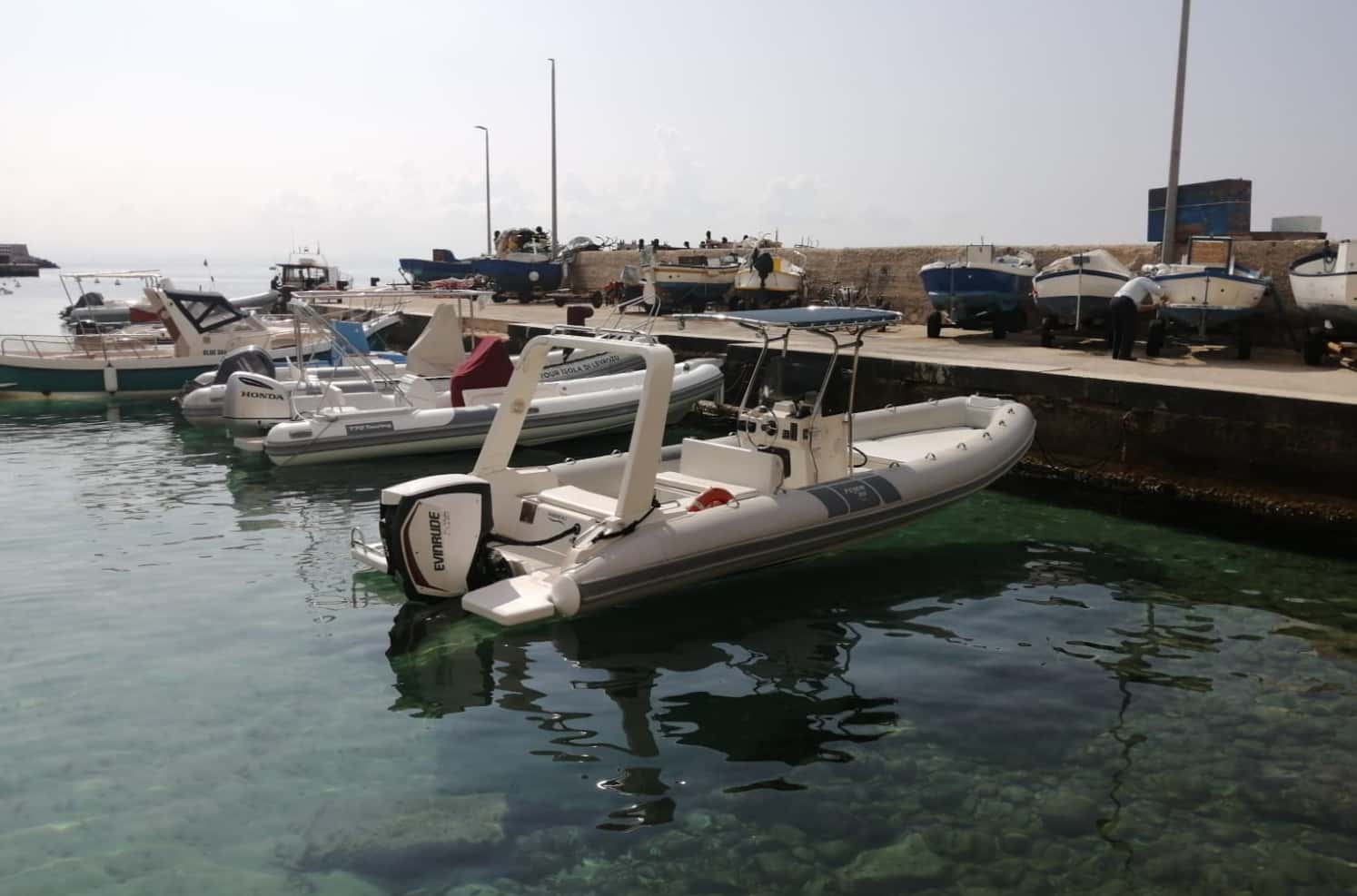 La barca davanti al porticciolo di Levanzo