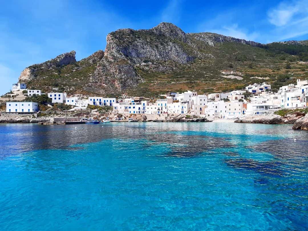 Bagno nelle acque limpide delle Egadi